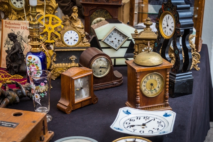 ANTIQUES MARKET